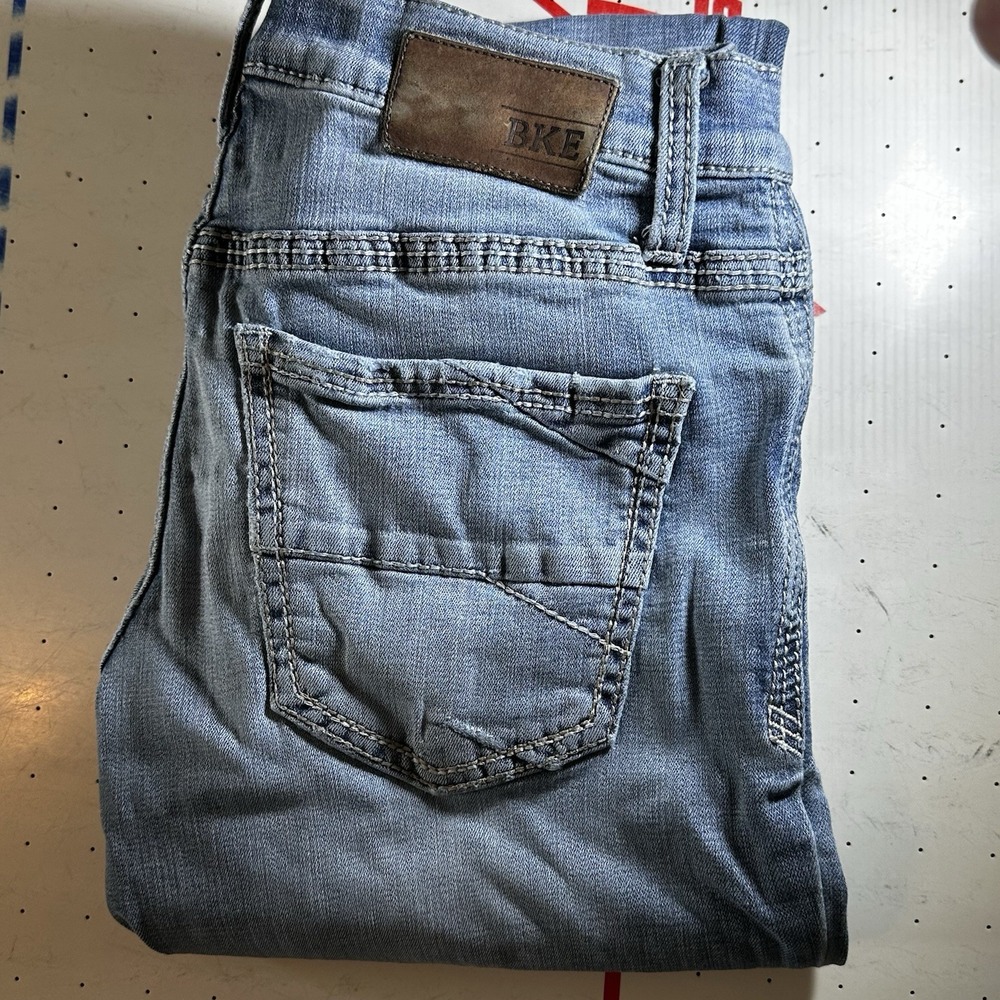 BKE Jake Mens 29R Straight Leg Jeans Light Wash Distressed Buckle